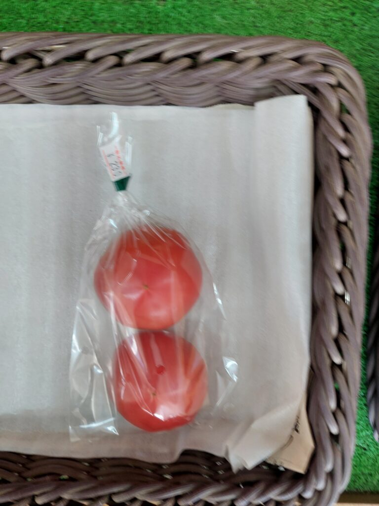 伏見直売所の販売するトマトは美しい。