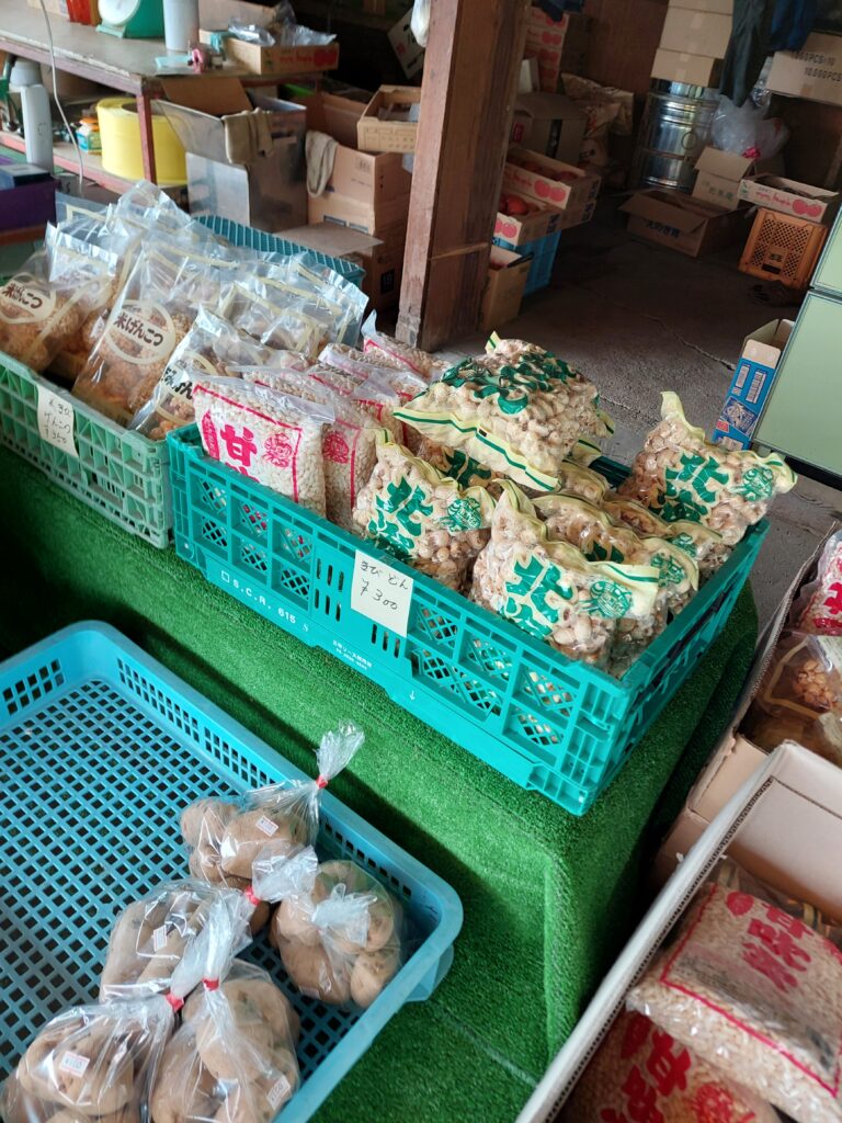 西村農園販売所の商品、米やとうきびの「どん」が名物
