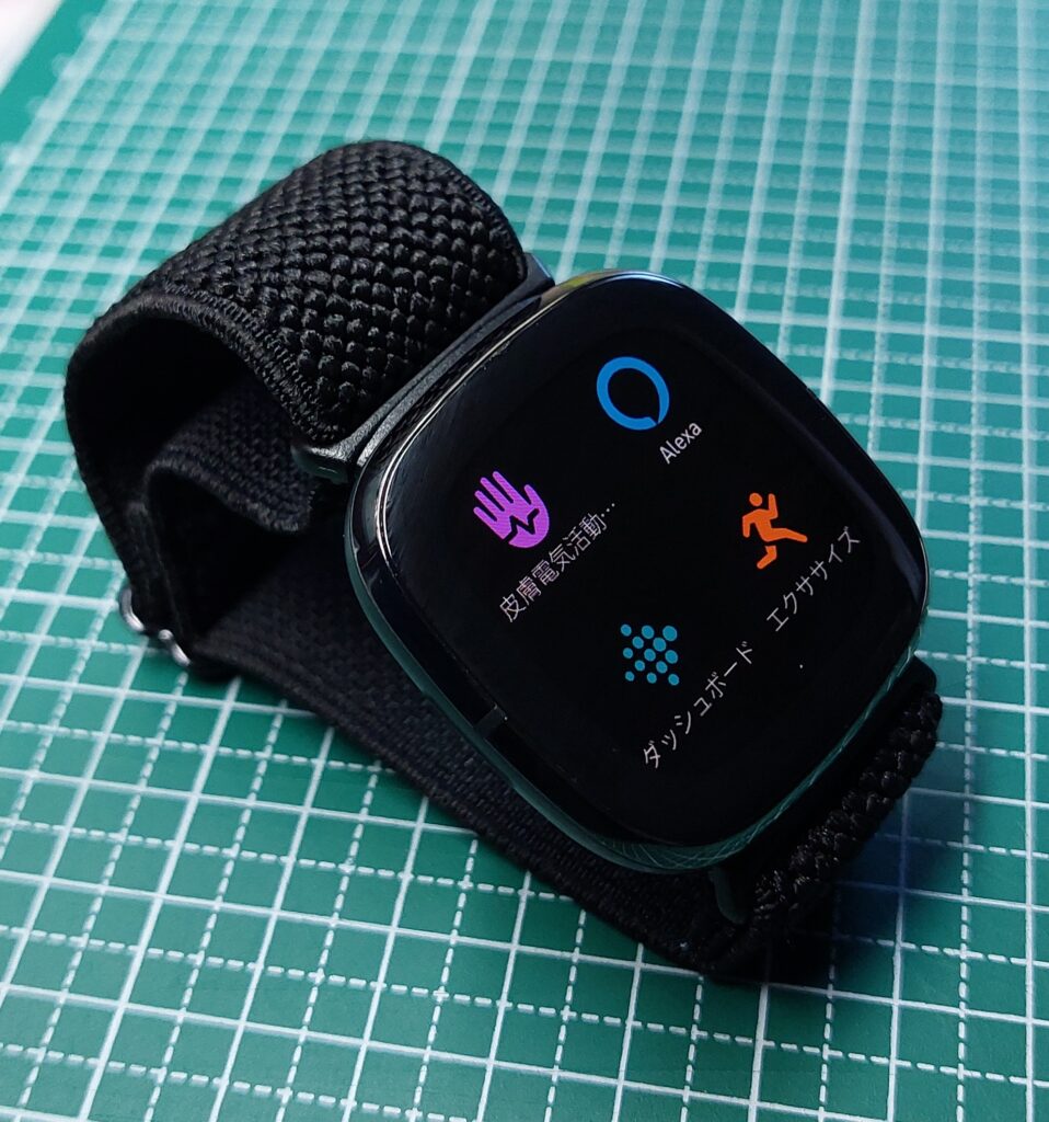 Fitbit senceのバンドをデフォルトのものから、ナイロン製（黒色）にしたもの、見た目にも悪くない。