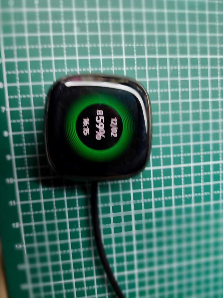 壊れているFitbitの充電プラグを分解し、直接ピンに接続させ充電している様子。一応充電ができることがわかる。